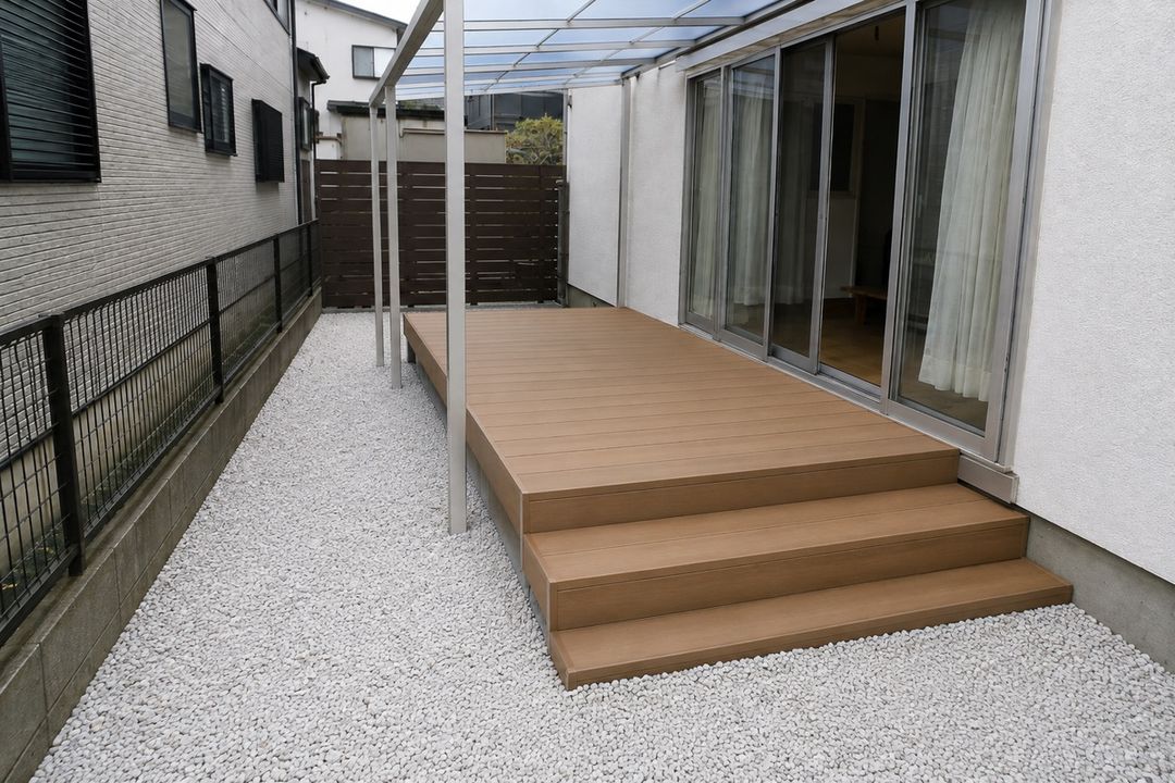 人工木ウッドデッキとテラス屋根のある庭