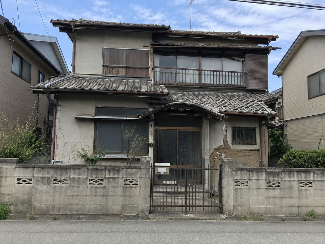 解体前の老朽化した木造2階建て住宅
