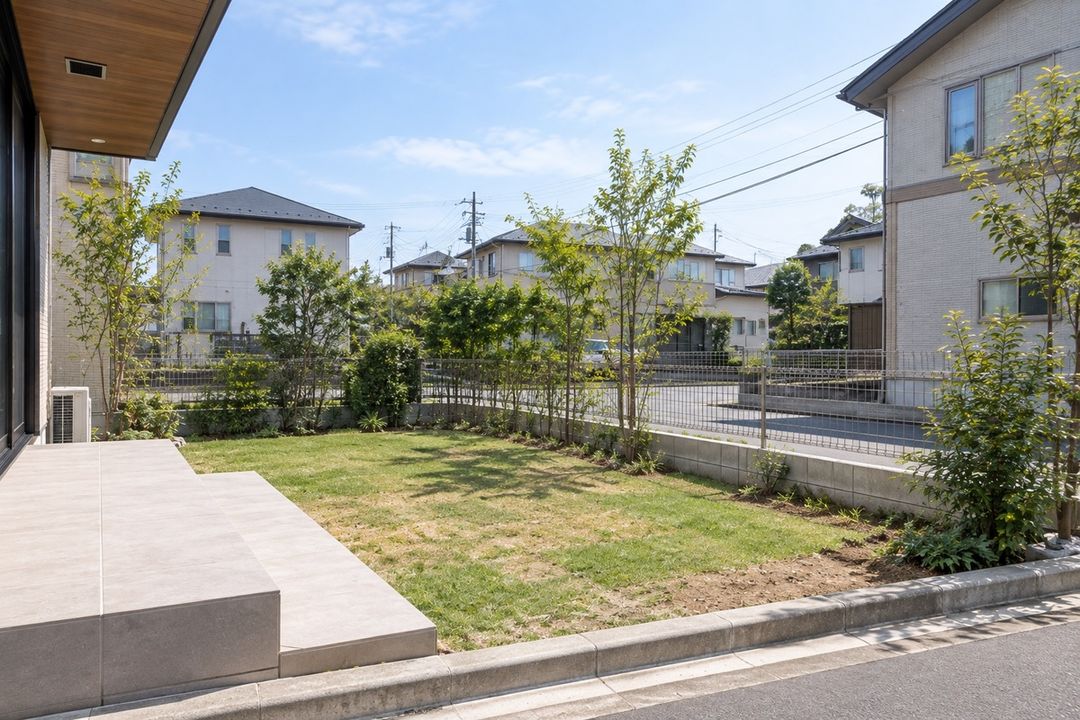 道路から見通せるメッシュフェンスの庭