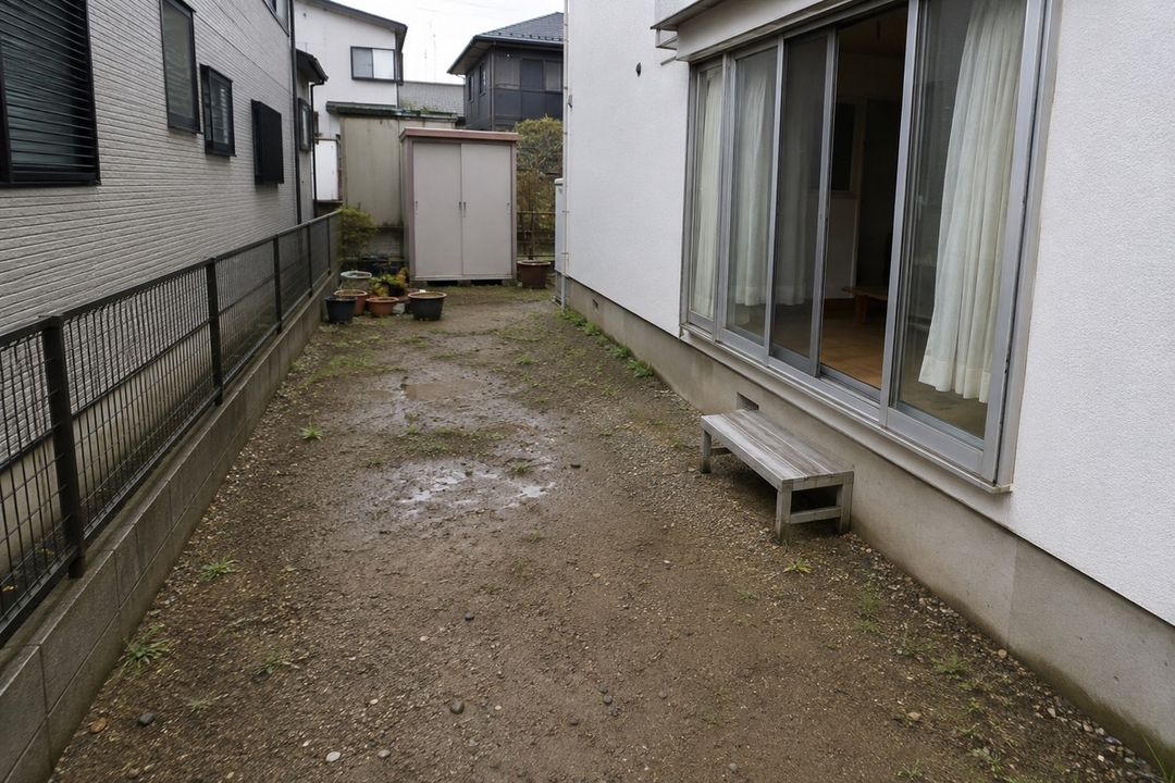 土がむき出しで水たまりのできる庭