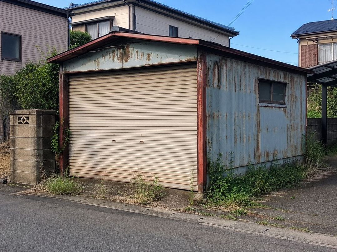撤去前の老朽化した鉄骨ガレージ